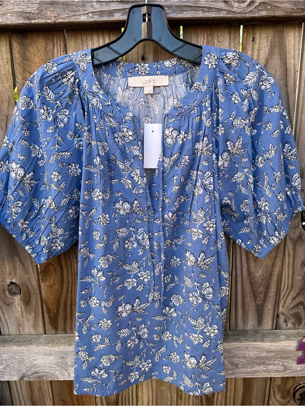 👗LOFT Blue Floral Puff-Sleeve Women's Top